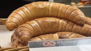 a Kamra Pékség delikátesz kifli